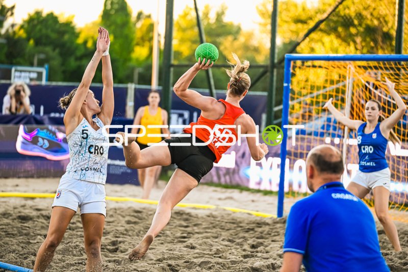 Amelie Möllmann (#66; Deutsche Frauen Beachhandball Nationalmannschaft) beim Sprungwurf in Zagreb