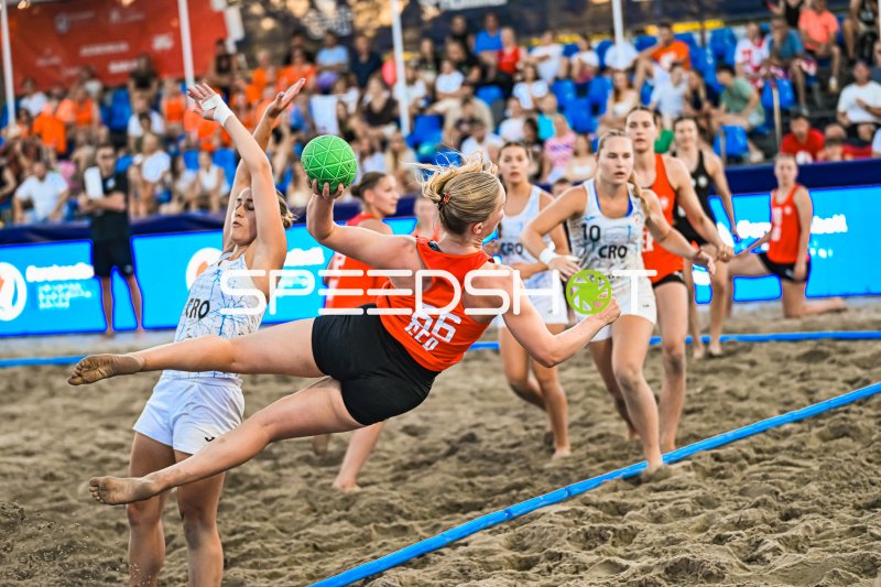 Amelie Möllmann (#66; Deutsche Frauen Beachhandball Nationalmannschaft) beim Sprungwurf