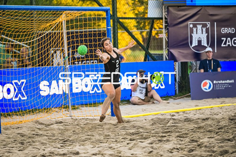 Joelle Arno (#2; Deutsche Frauen Beachhandball Nationalmannschaft) beim Torwurf
