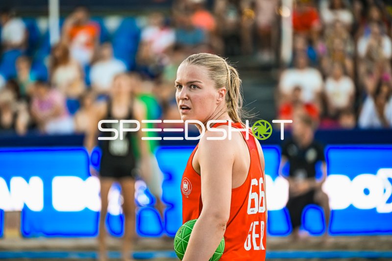 Amelie Möllmann (#66; Deutsche Frauen Beachhandball Nationalmannschaft) mit Ball