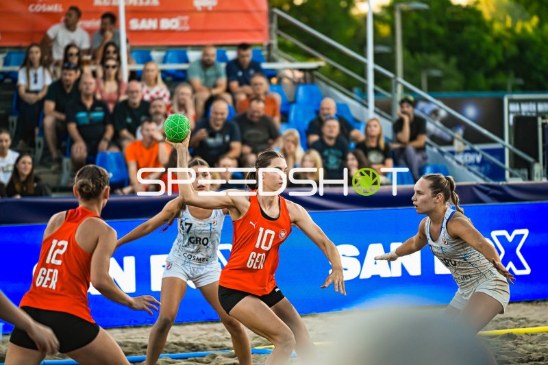 Isabel Kattner (#10; Deutsche Frauen Beachhandball Nationalmannschaft) beim Wurfversuch in Zagreb