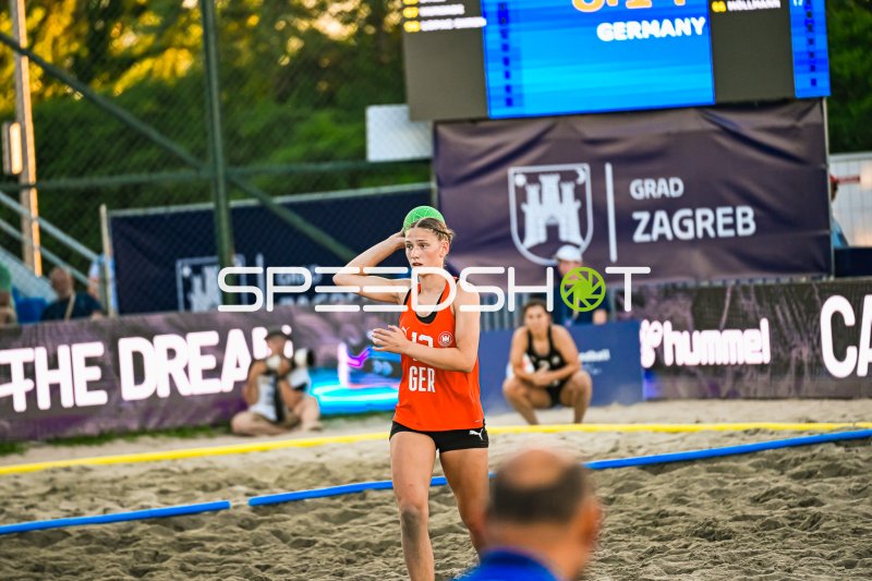 Torfrau der Deutschen Frauen Beachhandball Nationalmannschaft mit Ball in Zagreb