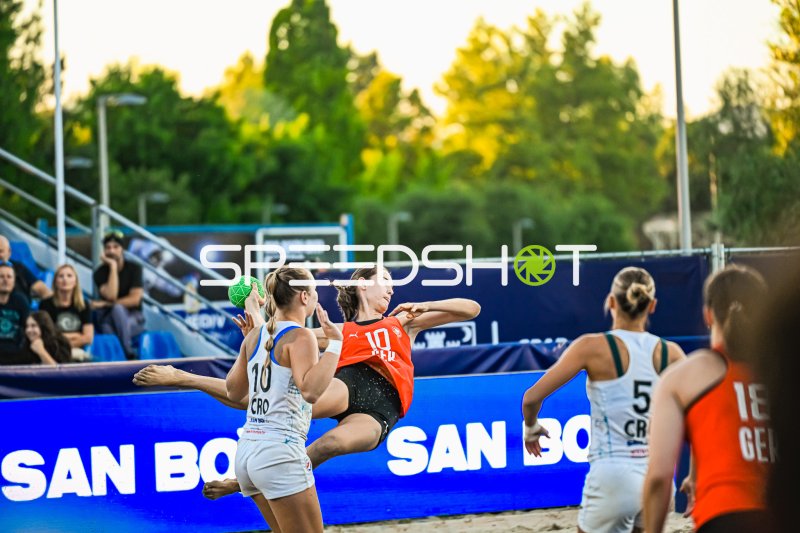 Isabel Kattner (#10; Deutsche Frauen Beachhandball Nationalmannschaft) beim Sprungwurf