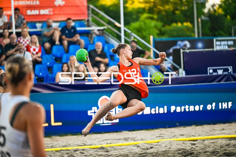 Mira Chew (#12; USA woman) beim Sprungwurf in Zagreb
