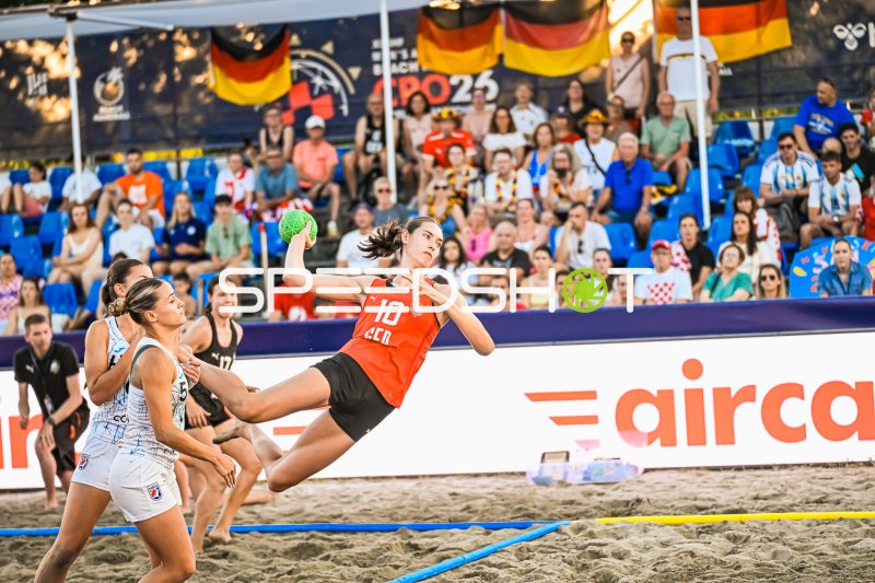 Isabel Kattner (#10; Deutsche Frauen Beachhandball Nationalmannschaft) beim Sprungwurf