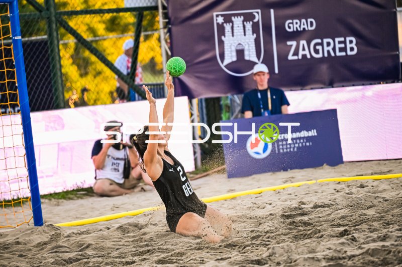 Joelle Arno (#2; Deutsche Frauen Beachhandball Nationalmannschaft) mit Parade im Sand