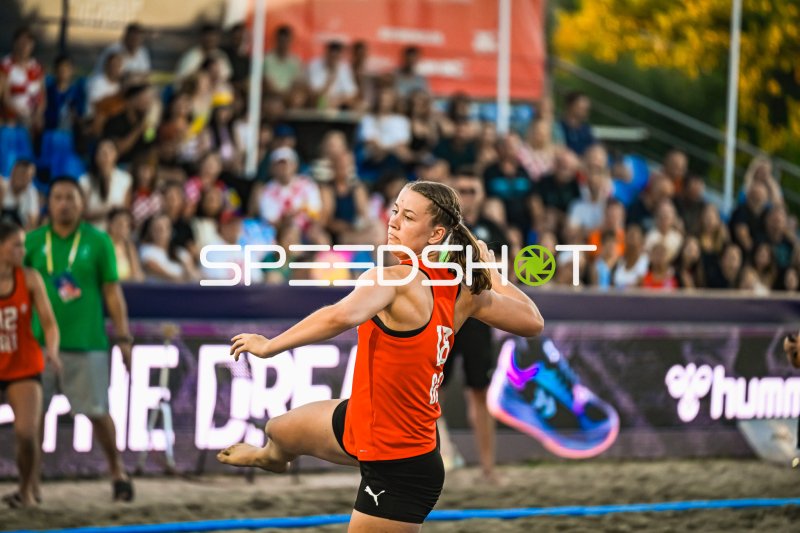 Spielerin in dynamischer Wurfaktion beim Beachhandball in Zagreb