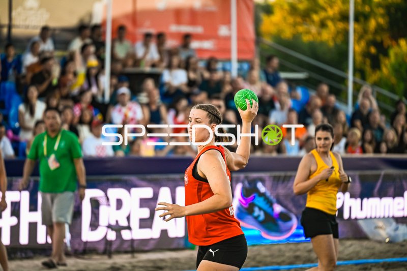 Pauline Borrmann (#18, Deutschland) beim Wurfansatz – IHF Beach Handball WM 2026