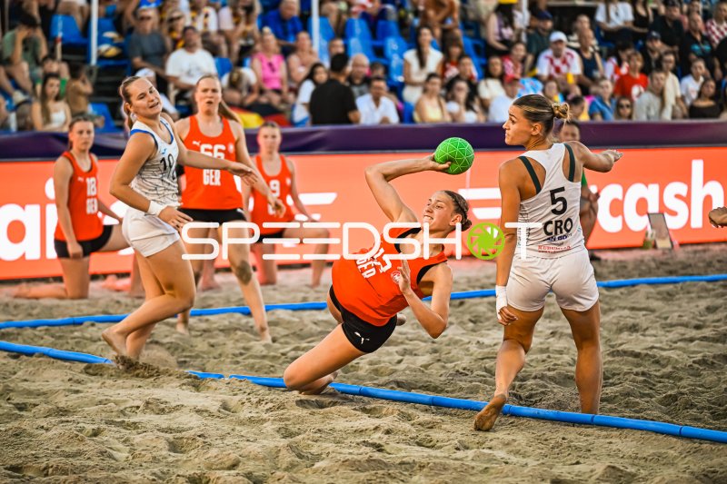 Amelie Möllmann (#66; Deutsche Frauen Beachhandball Nationalmannschaft) beim Wurfversuch gegen Kroatien