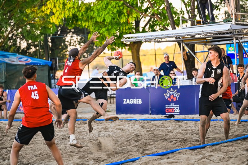 LIEBECK Lennart (#3; Deutschland Beachhandball) im Zweikampf gegen Frankreich