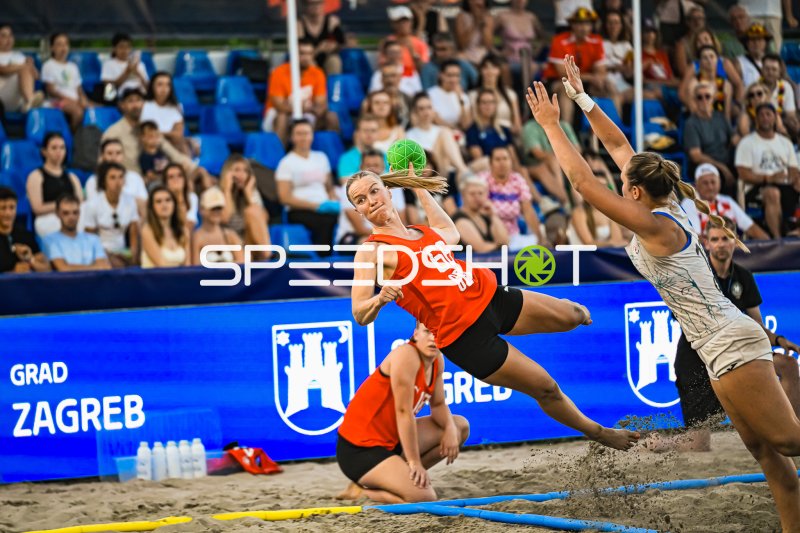 Amelie Möllmann (#66; Deutsche Frauen Beachhandball Nationalmannschaft) beim Wurfversuch in Zagreb