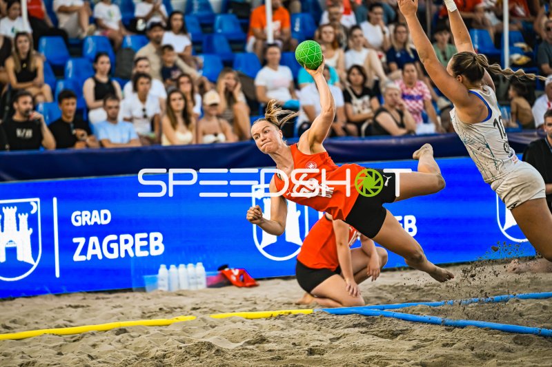 Amelie Möllmann (#66; Deutsche Frauen Beachhandball Nationalmannschaft) beim Sprungwurf in Zagreb