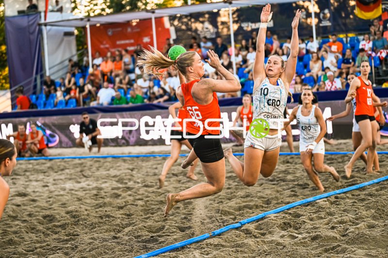 Amélie Möllmann (#66; Deutsche Frauen Beachhandball Nationalmannschaft) beim Sprungwurf gegen Kroatien