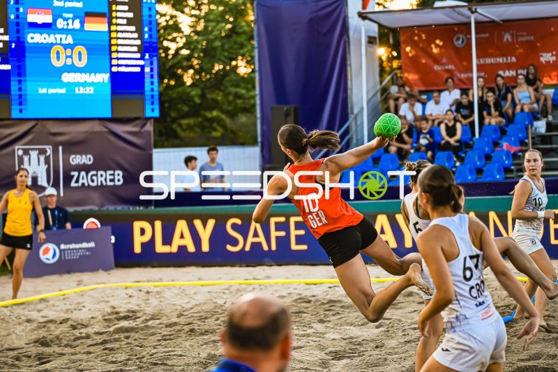 Isabel Kattner (#10; Deutsche Frauen Beachhandball Nationalmannschaft) beim Sprungwurf gegen Kroatien