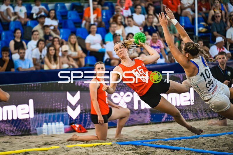 Amelie Möllmann (#66; Deutsche Frauen Beachhandball Nationalmannschaft) beim Sprungwurf