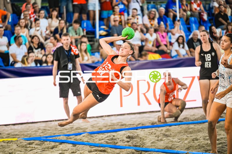 Pauline Borrmann (#18; Deutsche Frauen Beachhandball Nationalmannschaft) beim Sprungwurf in Zagreb