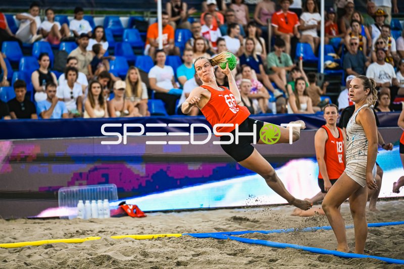 Amelie Möllmann (#66; Deutsche Frauen Beachhandball Nationalmannschaft) beim Sprungwurf in Zagreb