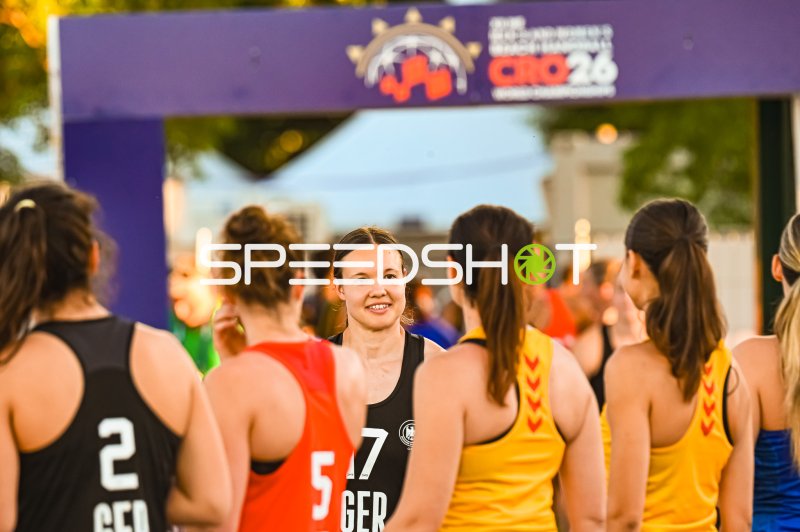 Lena Klingler (#17; Deutsche Frauen Beachhandball Nationalmannschaft) bei der Eröffnungszeremonie in Zagreb