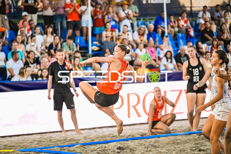 Georgische Spielerin (#12; GEO) mit Sprungwurf gegen Deutschland