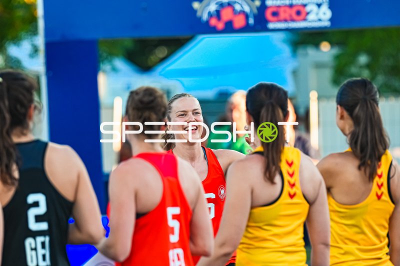 Amelie Möllmann (#66, Deutsche Frauen Beachhandball) beim Einlaufen in Zagreb