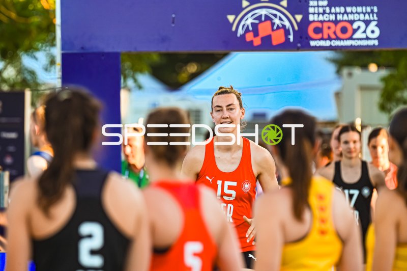 Julia Drachsler (#15; Deutsche Frauen Beachhandball Nationalmannschaft) bei der Eröffnung in Zagreb