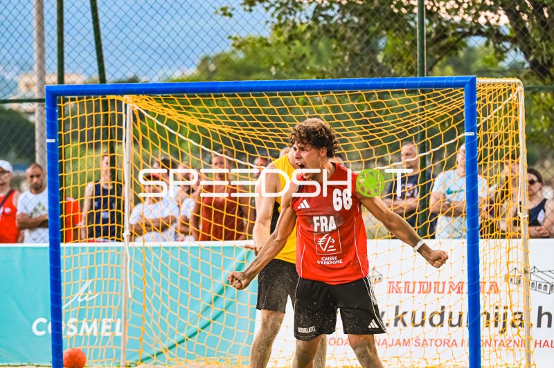 Frankreich #66 jubelt nach Tor beim Beachhandball in Zagreb