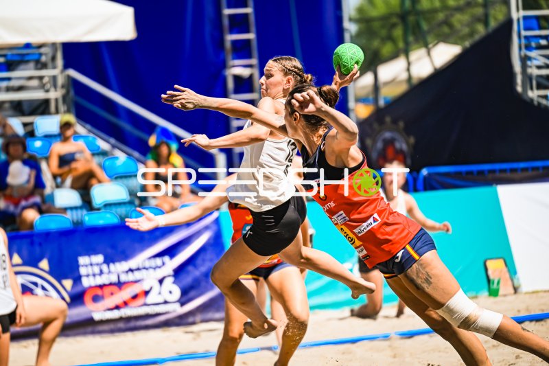 Dilayla Alarslan (#12; Deutsche Frauen Beachhandball Nationalmannschaft) im Zweikampf beim Wurf