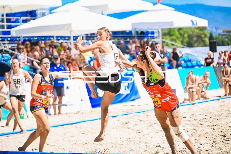 Dilayla Alarslan (#12; Deutsche Frauen Beachhandball Nationalmannschaft) im Sprungwurf gegen Spanien