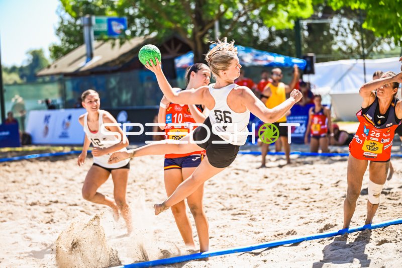 Amelie Möllmann (#66; Deutsche Frauen Beachhandball Nationalmannschaft) beim Wurfversuch