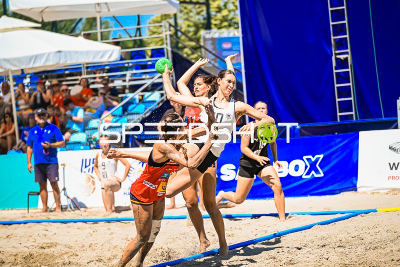 Isabel Kattner (#10, Deutschland) im Sprungwurf beim IHF Beach Handball World Championship