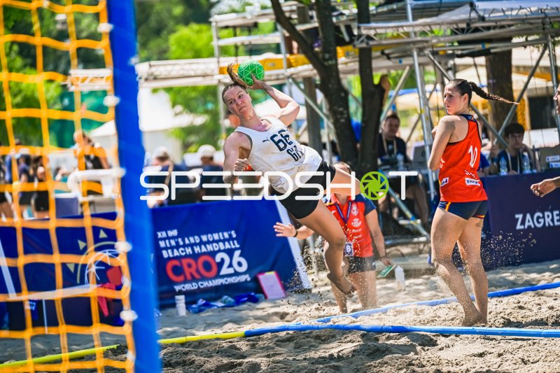 Amelie Möllmann (#66; Deutsche Frauen Beachhandball Nationalmannschaft) beim Torwurf in Zagreb