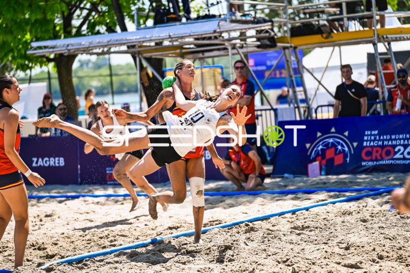 Spektakulärer Zweikampf bei der IHF Beach Handball WM in Zagreb