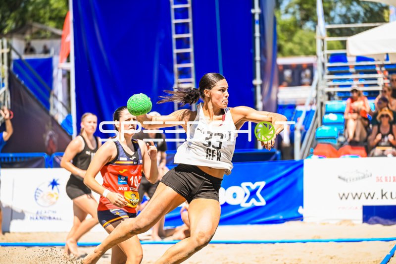 Lucie Marie Kretzschmar (#33; Deutsche Frauen Beachhandball Nationalmannschaft) beim Wurfversuch