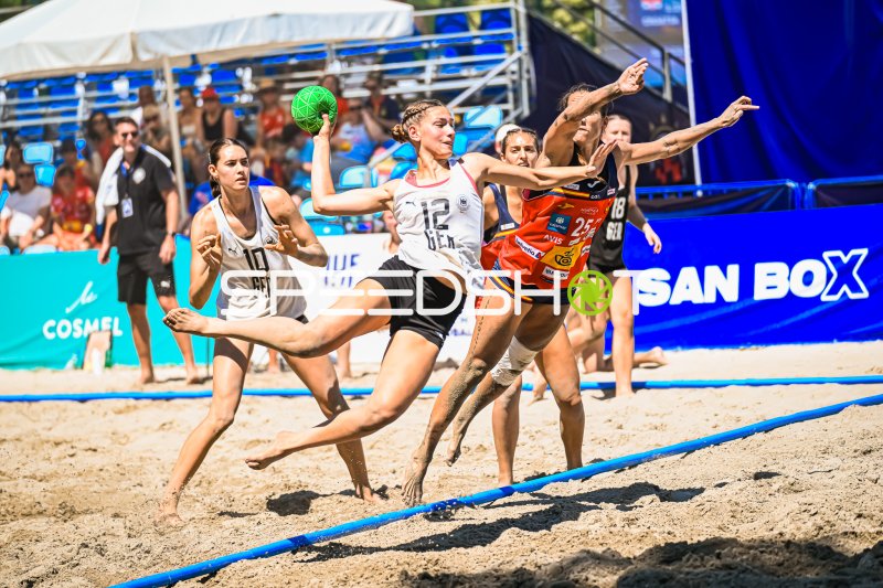 Dilayla Alarslan (#12; Deutsche Frauen Beachhandball Nationalmannschaft) beim Wurf gegen Spanien