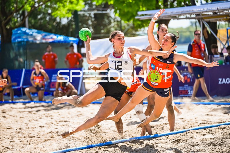 Dilayla Alarslan (#12; Deutsche Frauen Beachhandball Nationalmannschaft) beim Wurf gegen Spanien