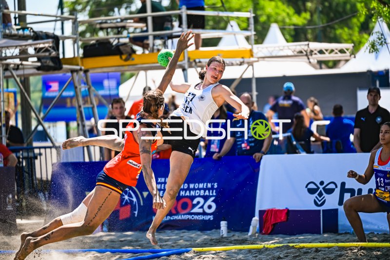 Lena Klingler (#17, Deutsche Frauen Beachhandball) beim Sprungwurf