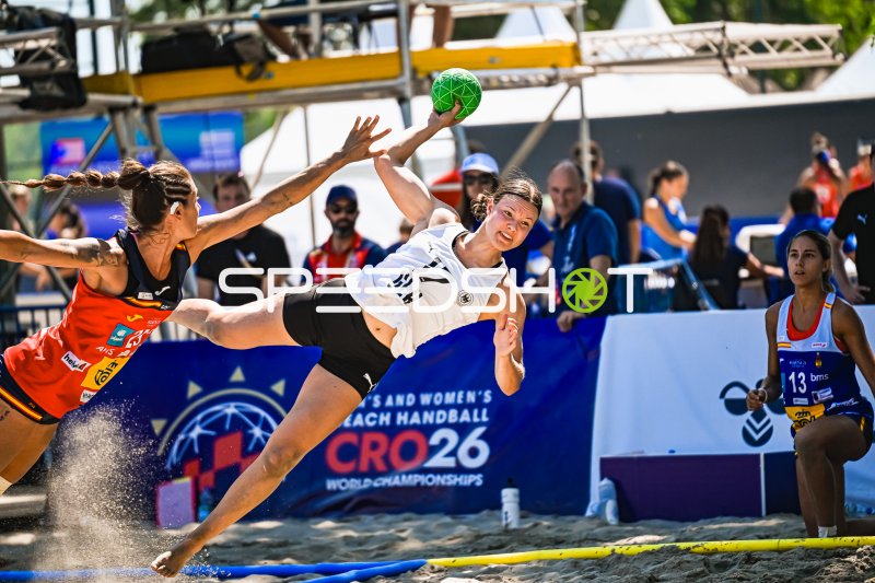 Lena Klingler (#17; Deutsche Frauen Beachhandball Nationalmannschaft) beim Wurfversuch gegen Spanien