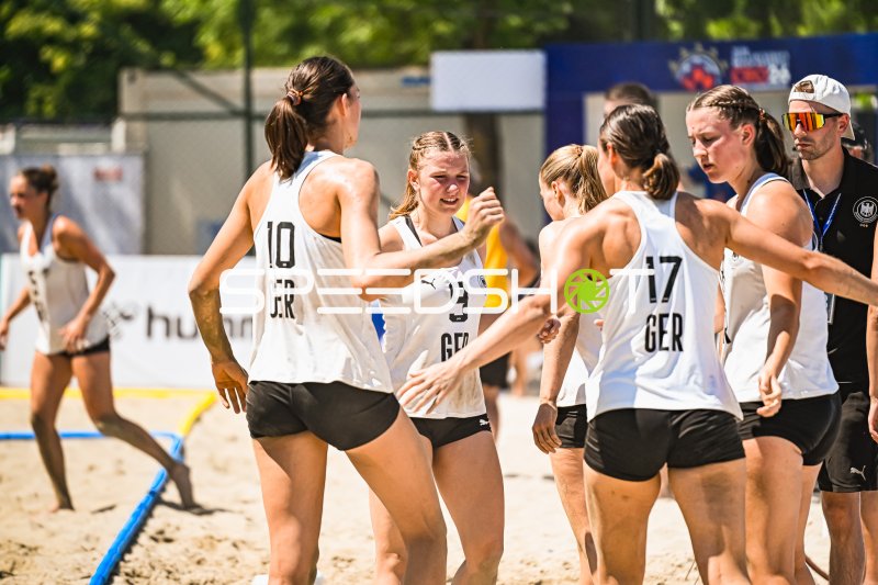 Emma Pilz (#9; Deutsche Frauen Beachhandball Nationalmannschaft) beim Jubel mit Teamkolleginnen