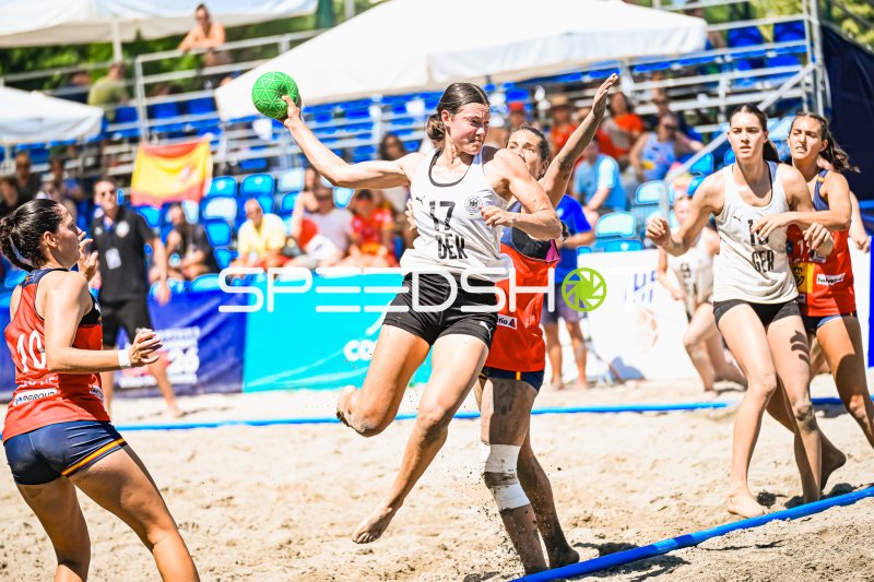 Lena Klingler (#17; Deutsche Frauen Beachhandball Nationalmannschaft) beim Sprungwurf