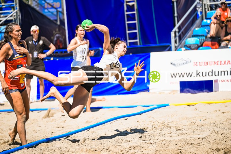 Isabel Kattner (#10, Deutschland) beim Sprungwurf bei der Beach-Handball-WM 2026 in Zagreb