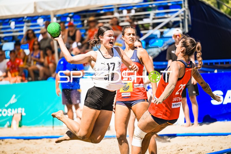 Lena Klingler (#17; Deutsche Frauen Beachhandball Nationalmannschaft) beim Sprungwurf gegen Spanien