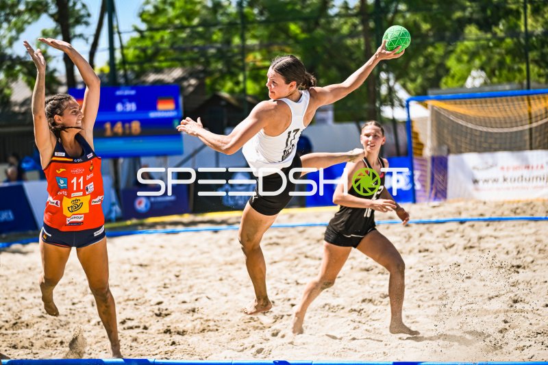 Lena Klingler (#17, Deutsche Frauen) im Sprungwurf bei der IHF Beach Handball WM 2026