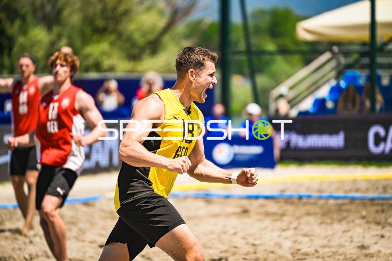 Robin John (#18; Deutschland Beachhandball) jubelt beim Turnier in Zagreb
