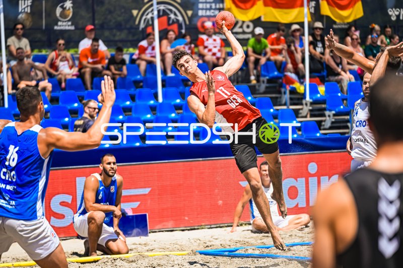 Tim Krauth (#17; Deutschland) beim Sprungwurf gegen Kroatien