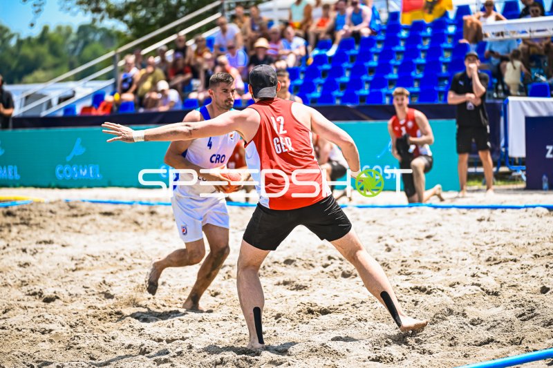 Tobias Zeyen (#12, Deutschland) in Aktion beim Beach Handball der IHF WM 2026