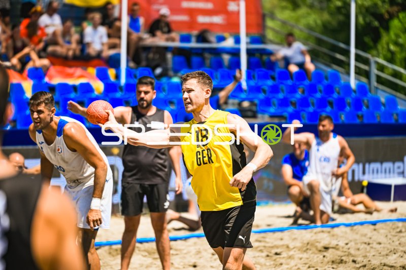 Robin John (#18; Deutschland Beachhandball) beim Wurf in Zagreb