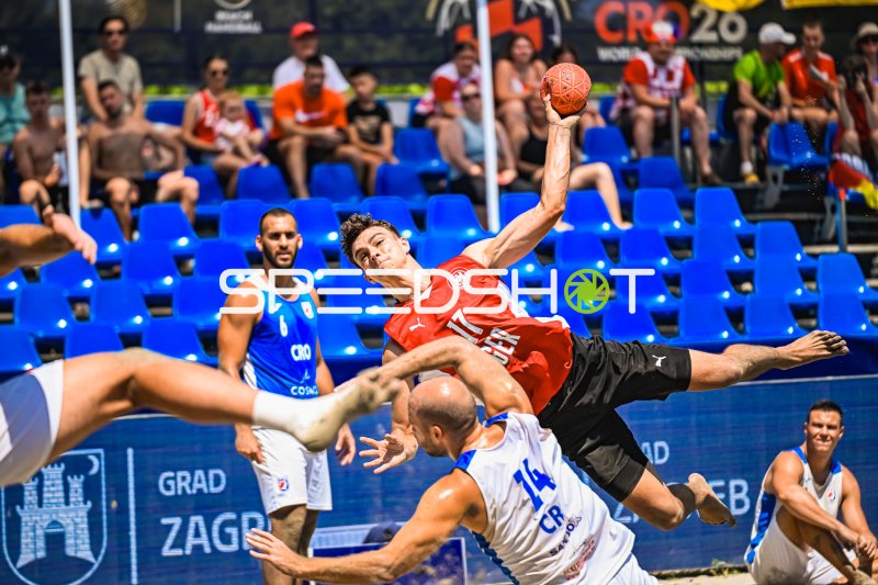 Tim Krauth (#17; Deutschland Beachhandball) beim Wurfversuch in Zagreb