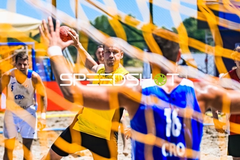 Robin John (#18, Deutschland) beim Wurf – IHF Beach Handball WM 2026 Zagreb