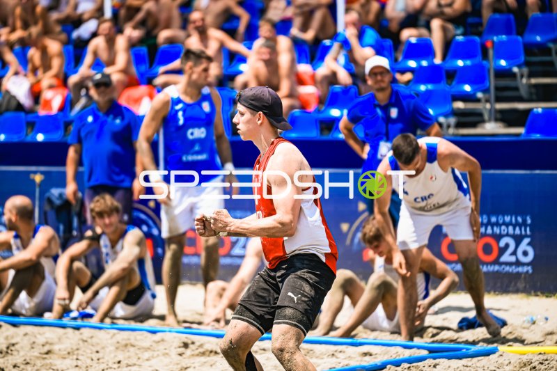 Jubelnder Spieler beim Beachhandball in Zagreb