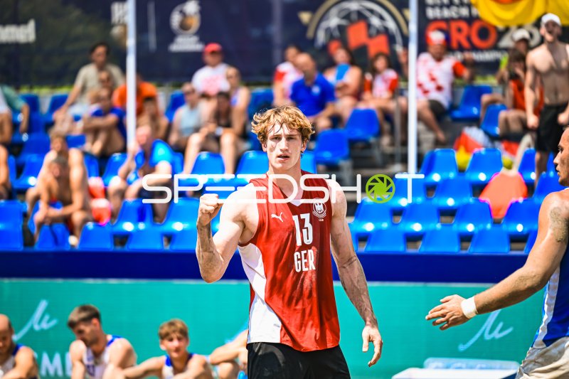 Severin Henrich (#13; Deutschland Beachhandball) ballt die Faust